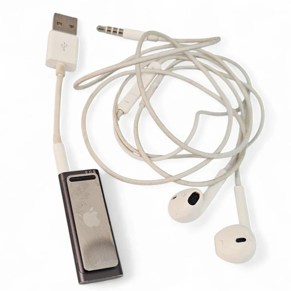 Apple iPod Shuffle 3rd Gen Black 4GB MP3 Player A1271 Cable Earbuds Bundle